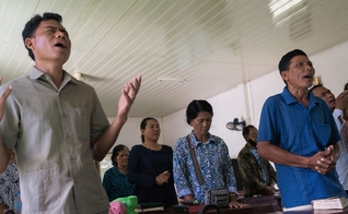 Cristãos participam de culto no Camboja. (Foto: Los Angeles Times)