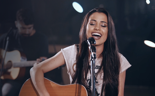 A canção "O Teu Amor" e uma animada declaração de gratidão e comprometimento com Cristo. (Foto: 