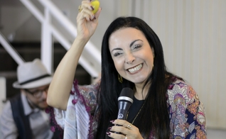 Cristina Mel tem 27 anos de carreira e está prestes a lançar seu próximo álbum para o público adulto. (Foto: Reprodução).