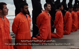 21 cristãos coptas foram degolados pelo Estado Islâmico em uma praia da Líbia, em fevereiro de 2015. (Imagem: Youtube)