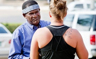 James se encontrou com a mulher para devolver seus pertences perdidos. (Foto: Michael Cavazos/News-Journal)