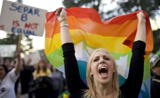 Militantes LGBT protestam em ruas dos EUA. (Foto: NewNowNext)