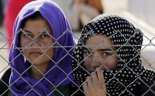 Mulheres Yazidi abrigadas em campo de refugiados, após terem sido vítimas do Estado Islâmico. (Foto: Reuters)