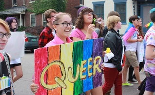 Jovens e adolescentes se manifestam a favor da ideologia de gênero. (Foto: Outright Vermont)