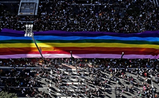Bandeira do orgulho LGBT é carregada pela Avenida Paulista durante a Parada Gay. (Foto: Miguel Schincariol/AFP)
