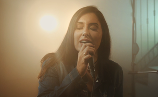 E apesar de gravar vídeos desde 2012, a youtuber atingiu destaque na rede em 2015, quando começou a interpretar canções autorais. (Foto: Divulgação).