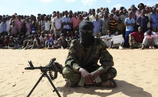 Membro do grupo militante Al-Shabaab durante manifestação pública em Mogadíscio, capital da Somália. (Foto: Reuters/Feisal Omar)