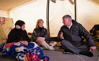 Franklin Graham (direita) conversa com refugiadas. (Foto: Samaritan's Purse)
