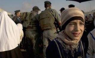 Imagem ilustrativa. Menina palestina chorando na travessia da Cisjordânia. (Foto: Reprodução)