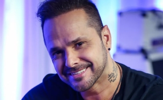 Tchelo compôs seu primeiro álbum gospel durante fase na clínica de recuperação. (Foto: Divulgação)