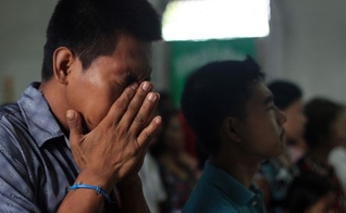 Cristãos oram em culto nas Filipinas. (Foto: Compassion International Blog)