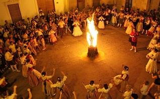 Com características pagãs, a Fête de Saint-Jean é comemorada na França. (Foto: Reprodução)