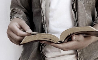 Leitura da Bíblia. (Foto: Getty)