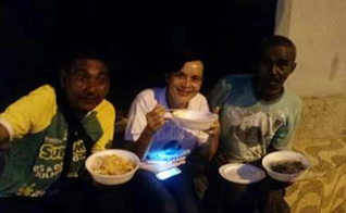 Todo domingo a professora vai ao encontro dos moradores de rua. (Foto: Reprodução).