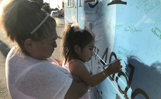 Rosa Perez segura no colo sua filha, Milagros, que nasceu sem as pernas. (Foto: Life Site News)