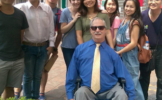 Chris Banducci com membros da igreja plantada por ele em Taiwan, Taoyuan Potters House. (Foto: Reprodução/Instagram)