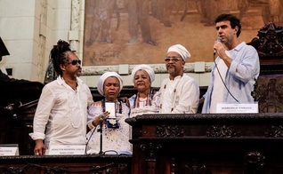 O deputado estadual Marcelo Freixo ao lado dos filhos da mãe de santo Beatriz. (Foto: Divulgação)