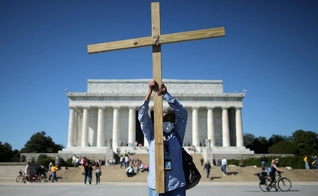 Pessoas religiosas são mais tolerantes a diferentes pontos de vista do que ateus. (Foto: Chip Somodevilla/Getty Images)