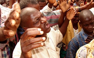 Evangélicos durante adoração a Deus em igreja na África. (Foto: Reprodução)
