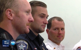 O policial Tyler Beddoes (ao centro) foi uma das primeiras pessoas a ver a cena do acidente. (Foto: KSL)