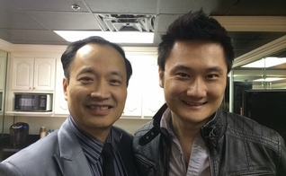 Ator ao lado do médico Ming X. Wang, que inspirou personagem de "Deus Não Está Morto". (Foto: Reprodução)