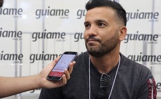 Edson Soares, vocalista do ministério, falou sobre as experiências da banda fora do Brasil. (Foto: Guiame/Marcos Paulo Corrêa).