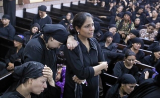Mulheres no funeral dos cristãos que foram mortos em Minia, no Egito. (Foto: Reuters/Mohamed Abd El Ghany) 