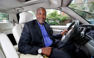 Kenneth Drayton usa Uber para evangelizar passageiros. (Foto: Angel Chevrestt)
