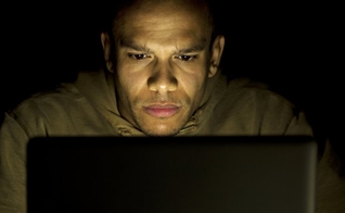 Evangélicos são os que mais condenam e assistem pornografia, diz pesquisa. (Foto: iStock)