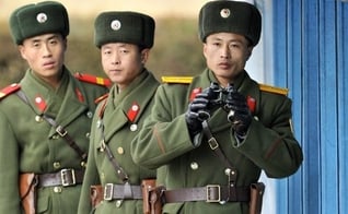 Soldados do exército norte-coreano vigiam fronteira com a Coreia do Sul. (Foto: AFP - Getty Images)