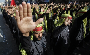 Membros do Hezbollah marchando durante procissão religiosa em Beirute, no Líbano. (Foto: Sharif Karim/Reuters)