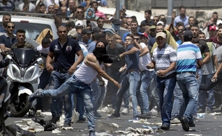 Manifestante palestino joga pedra contra as forças de segurança israelenses. (Foto: Jack Guez/AFP)