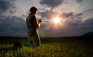 Orando. (Foto: Lagoinha)