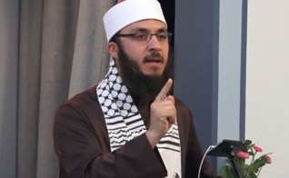 O imame incentivou muçulmanos a matarem “todos os judeus”. (Foto: Reprodução/YouTube/Davis Masjid)