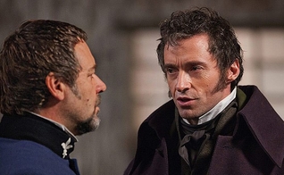 Russell Crowe e Hugh Jackman remontam cena de "Os Miseráveis", em Hollywood. (Foto: collider.com)