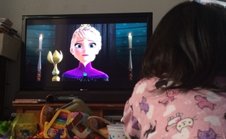 Criança assistindo o filme Frozen na televisão de sua casa. (Foto: Reprodução)