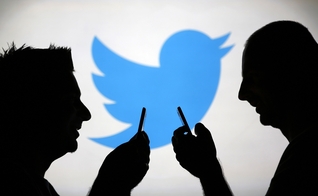Usuários de redes sociais se conectam com logo do Twitter ao plano de fundo. (Foto: Portal Comunique-se)