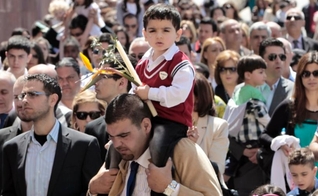 Cristãos libaneses carregam caminham no Domingo de Ramos, em Beirute. (Foto: Hussein Malla/AP)