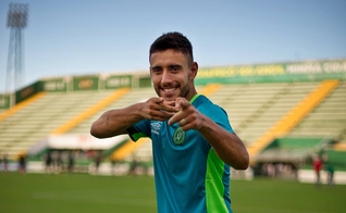 Alan Ruschel treinando com bola na Arena Condá, em Chapecó. (Foto: Angélica Lüersen)