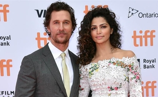 Matthew McConaughey (direita) ao lado de sua esposa, Camila Alves. (Foto: Today.com)