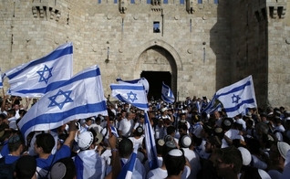 Judeus erguem bandeiras de Israel, durante manifestação anual, em Jerusalém. (Foto: The Times Of Israel)