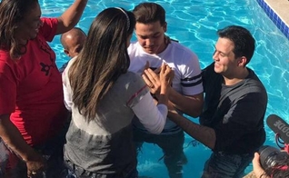 O cantor foi batizado num local de retiro da Batista da Lagoinha. (Foto: Reprodução/Instagram/wesleysafadao)