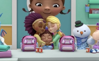Cena do desenho "Doc McStuffins", no qual aparecem duas mães lésbicas juntas. (Foto: Yahoo)