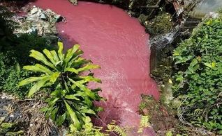 O rio Bah Bolon se tornou vermelho e intrigou moradores da Indonésia. (Foto: Reprodução/Facebook/Rodrigo Contreras Lopez)