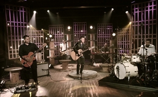 O disco completo se encontra disponível nas plataformas digitais. (Foto: Divulgação).