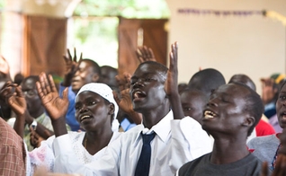 Cristãos adoram a Deus durante culto na África. (Foto: ForTheSilenced)