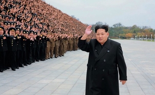 Kim Jong-un é ditador na Coreia do Norte e está deixando de ser visto como um "deus" pelos norte-coreanos. (Foto: Época)