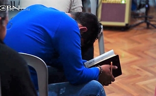 Jovem cristão iraniano ora em estudo bíblico. (Imagem: CBN.com)