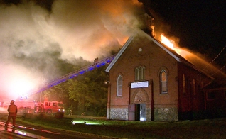 O incêndio na Igreja Batista Trinity foi incendiada durante a madrugada. (Foto: Tony Smith/CBC)