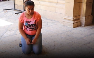 Através da fumaça e do sangue, Marian viu seu pai deitado perto da entrada da igreja. (Foto: Portas Abertas).